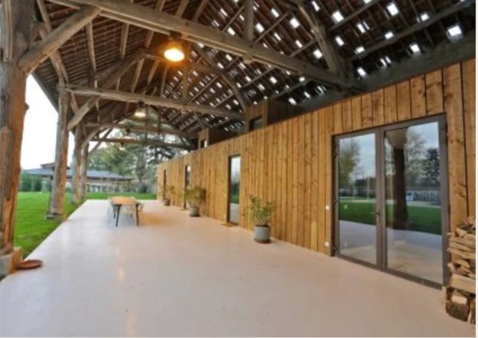 Le grand préau extérieur en bois de la Grange de Colette