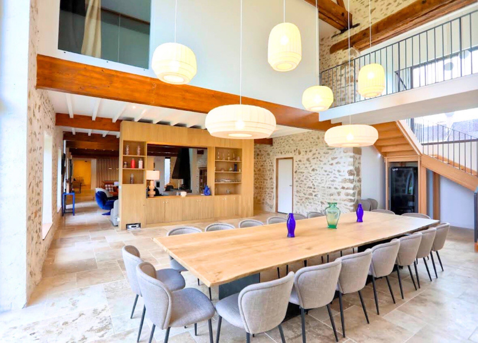 Salon et grande table de la maison principale sous les suspensions
