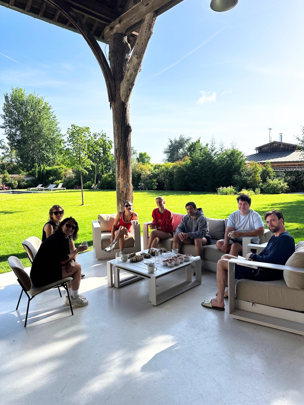 Le groupe réuni sur la terrasse de la Grange de Colette