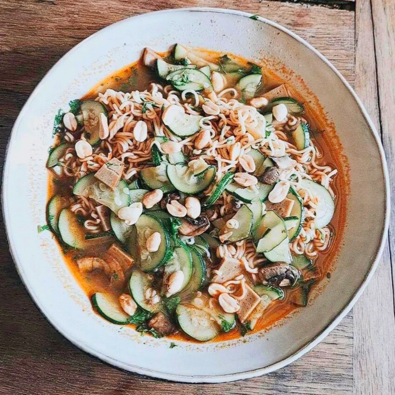 Plat de saison aux légumes préparé par le chef