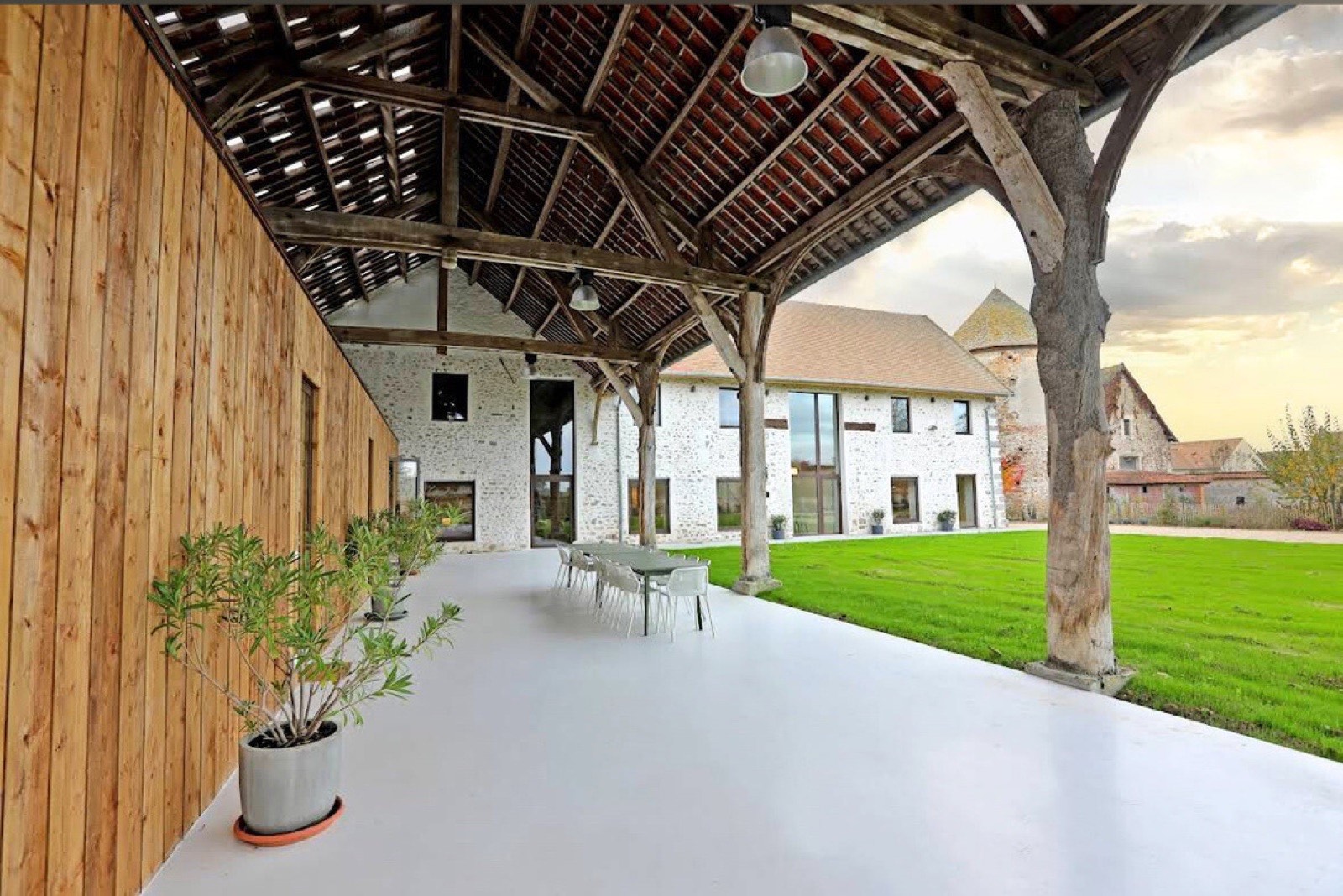 Le préau et la terrasse de la Grange de Colette ouverts sur le jardin